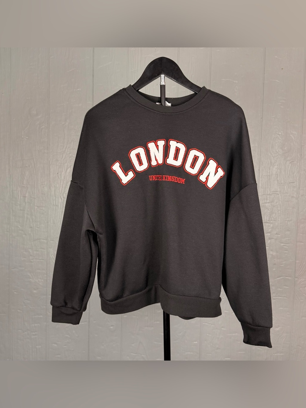 Rue21 London United Kingdom Black Graphic Crewneck Sweatshirt XS Cozy Casual Y2K